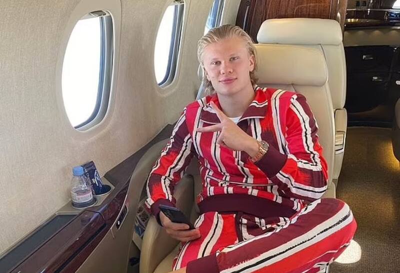 Erling Haaland dejó el cabello suelto para hacerse unas trenzas. Foto: Instagram