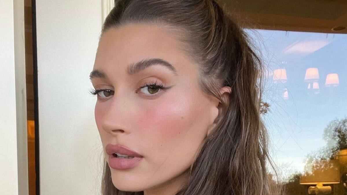 Hailey Bieber estrena nuevo look al estilo de "La Sirenita" con un rojo intenso