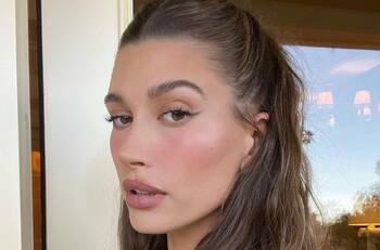 Hailey Bieber estrena nuevo look al estilo de "La Sirenita" con un rojo intenso