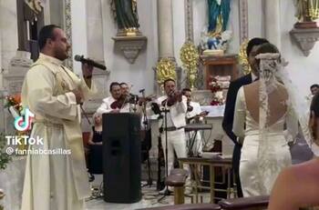 VIDEO: Sacerdote se hace viral por cantar con sentimiento tema de la Banda MS en plena boda