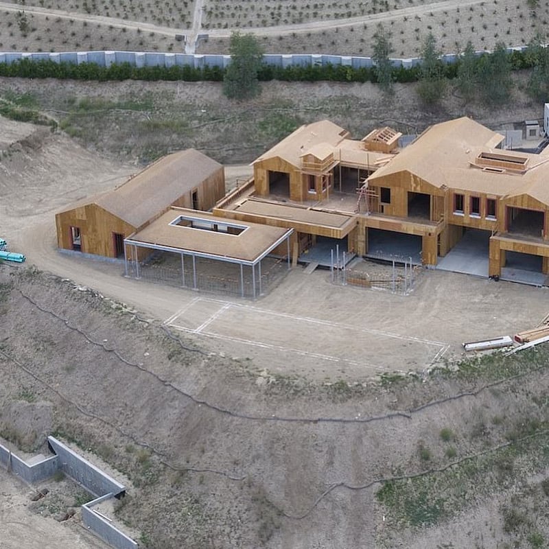 Ya han pasado tres años desde que Kylie Jenner está construyendo su tercera casa en un terreno de dos hectáreas y el lujoso inmueble ya está tomando forma.