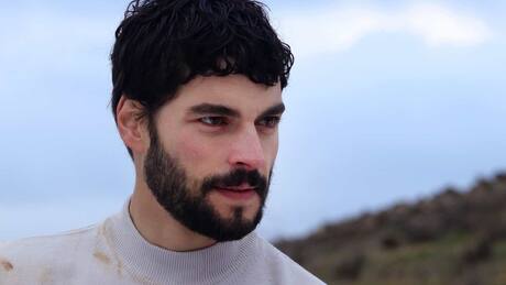 Akin Akinözü hará suspirar a sus fans en nueva serie “El juego de mi destino”