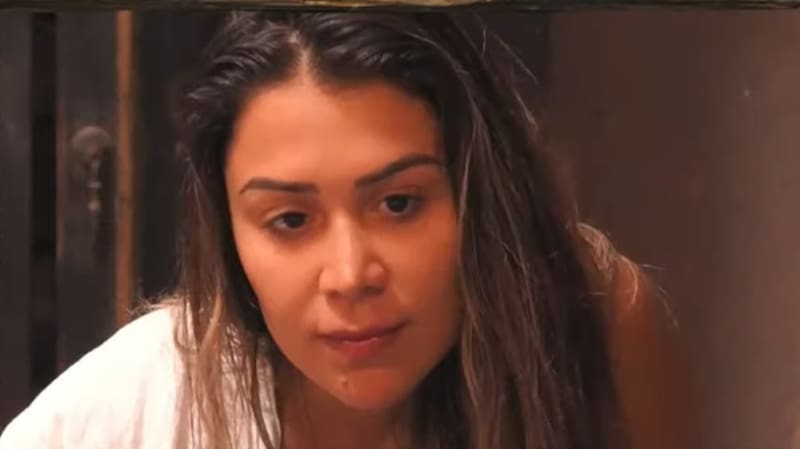 La Chama solo encontró contención en Botota Fox al interior del encierro. Créditos: Pantallazo Canal 13.