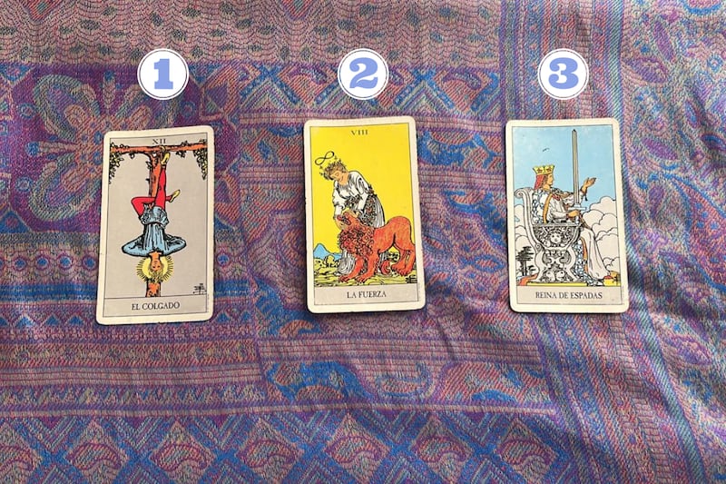 Cartas del Tarot reveladas encima de una tela.