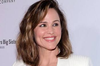 Jennifer Garner es captada en una romántica caminata con su novio