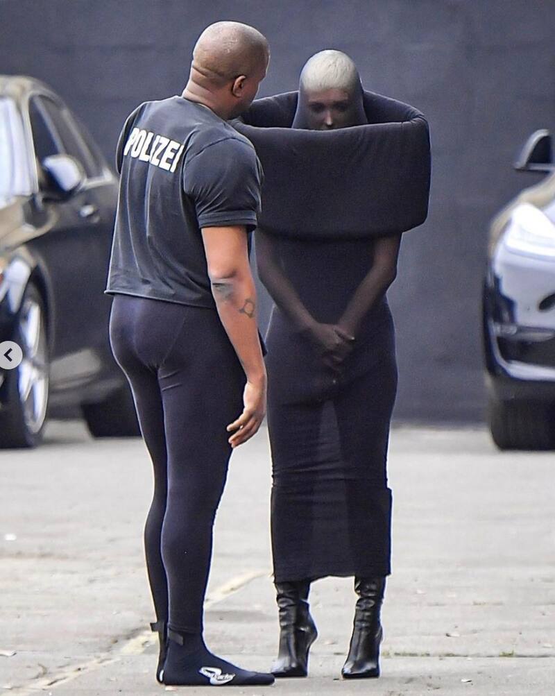 La pareja en camino a la iglesia el domingo