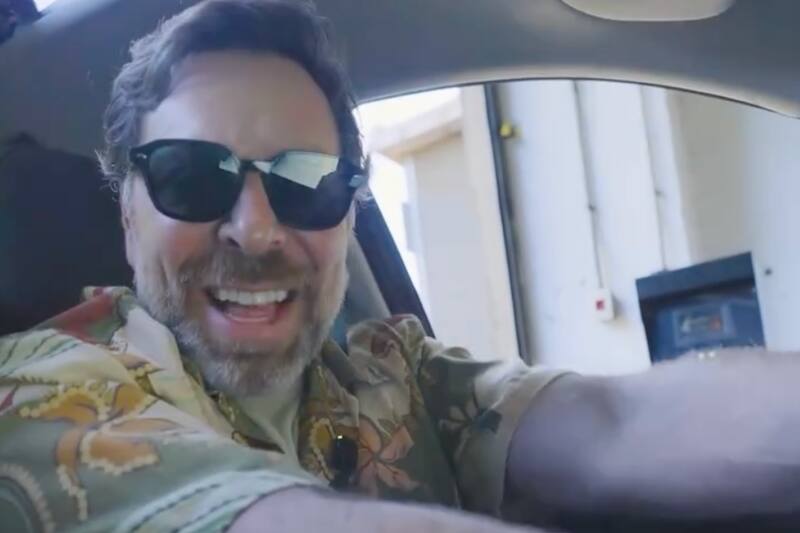 El animador maneja un espectacular Geely.