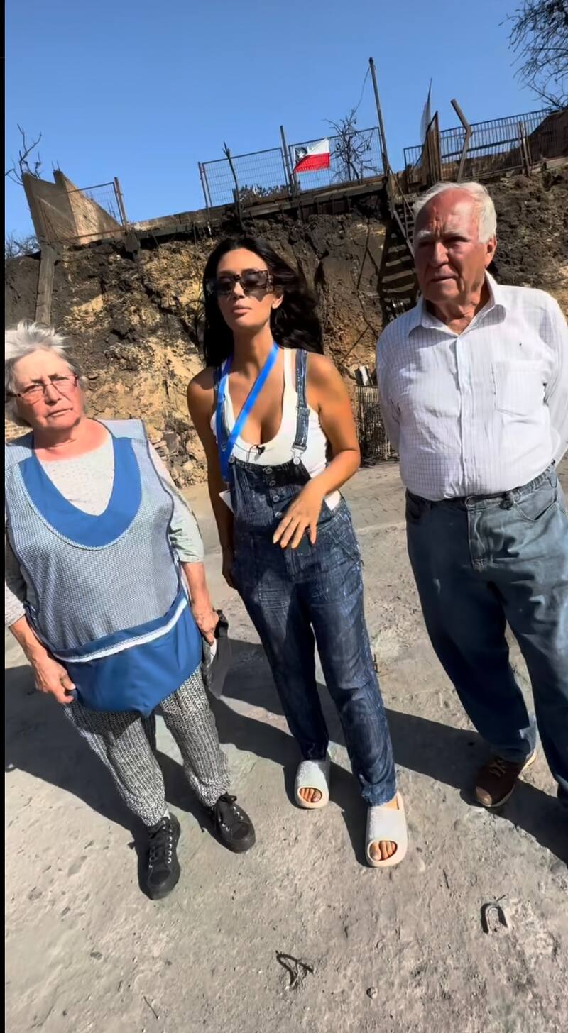 Pamela Díaz junto a la pareja de ancianos que perdió su hogar.