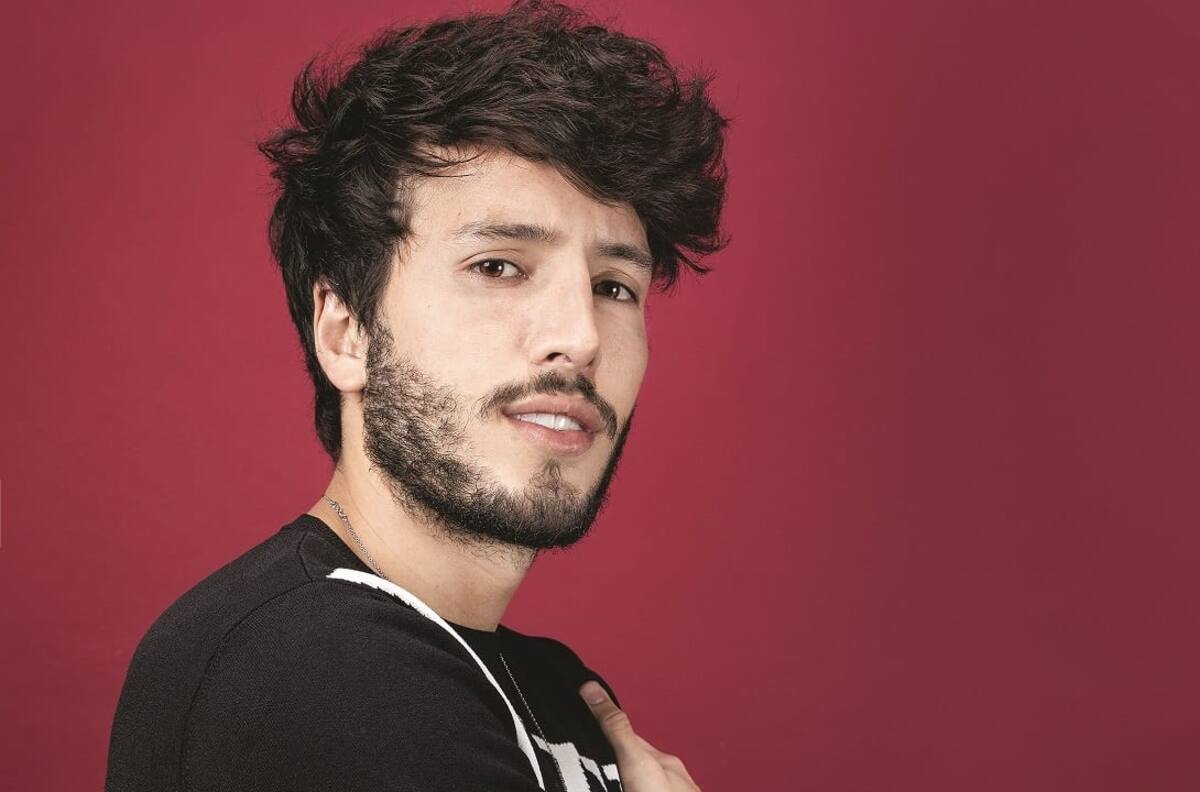 Fan roba beso en la boca a Sebastián Yatra y las redes cuestionan la edad de "la señora"