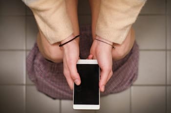 Estas son las espantosas razones por la que nunca deberías usar el celular en el baño