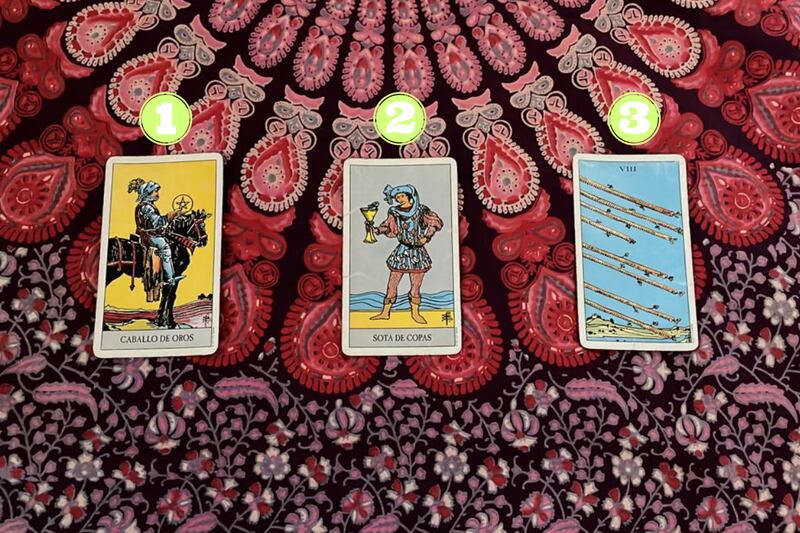 Cartas del Tarot sobre una tela.