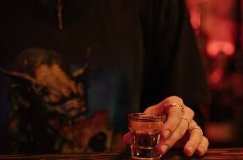 ¡Deben cuidarse más! Estos son los signos zodiacales que más caen en adicciones