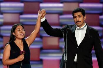 Yalitza Aparicio y Tenoch Huerta  bailan cumbia en Sundance Film