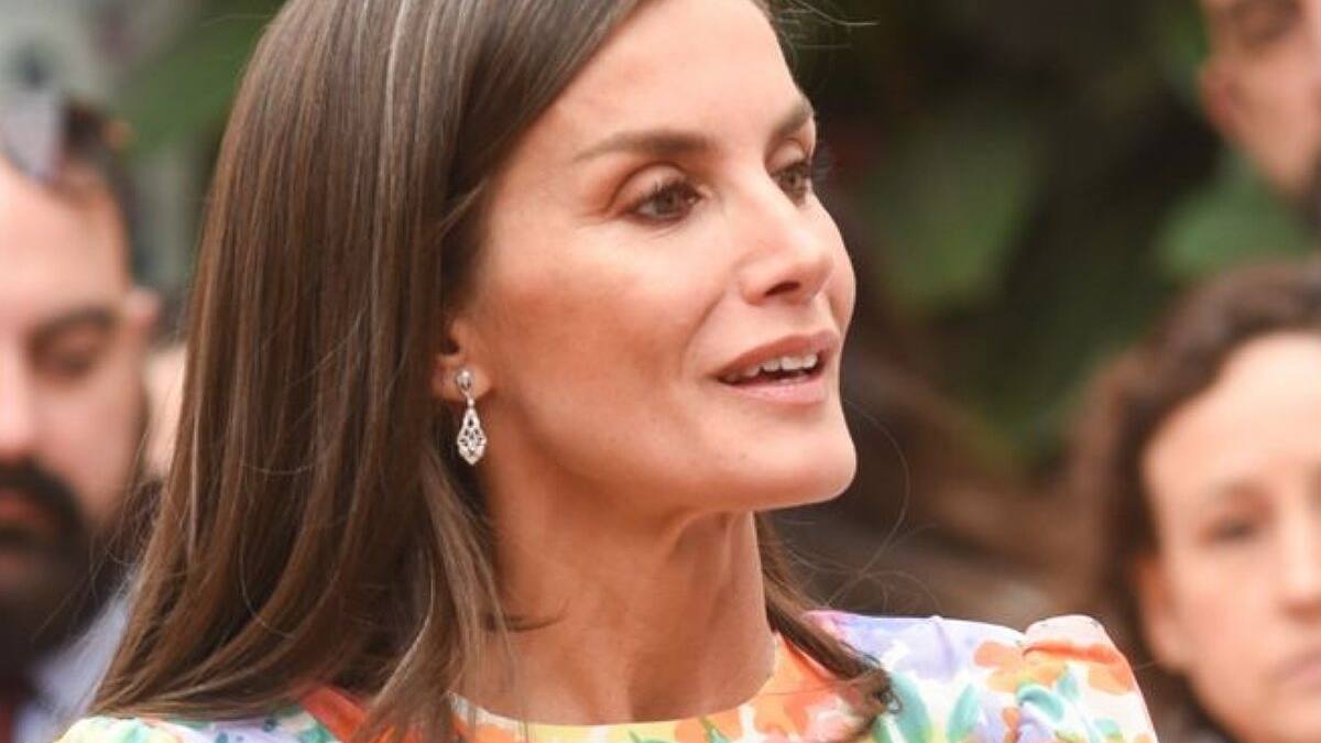 La reina Letizia nos enseña a llevar las canas con estilo y elegancia