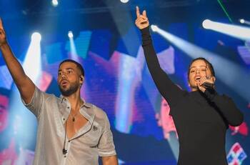 Rosalía aparece por sorpresa en concierto de "Aventura" y fans reaccionan