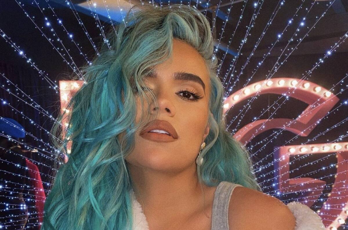 A los gritos, así celebró Karol G al ganar premio Latin Grammy