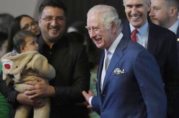 El príncipe Carlos dio "millones de libras" para pagar la demanda del príncipe Andrew