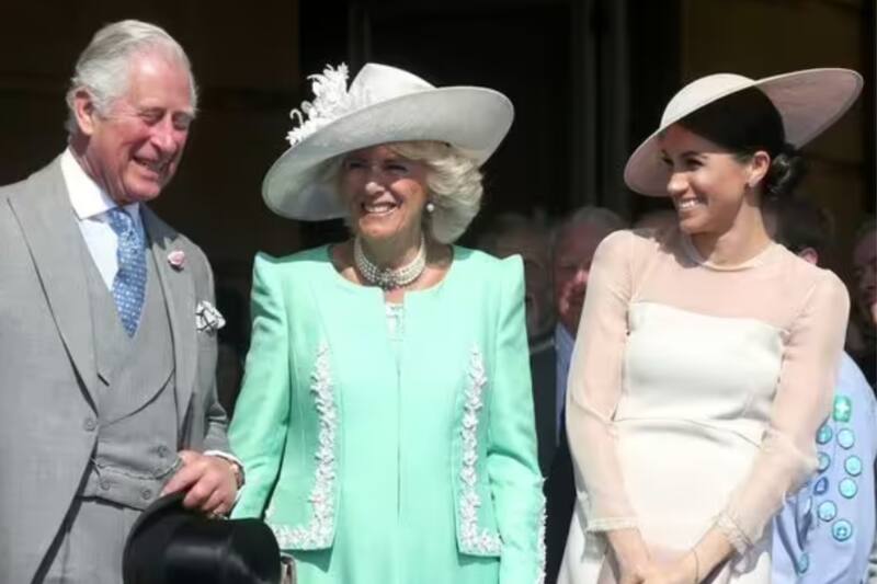 Meghan Markle fue entregada en el altar por el rey Carlos ya que su padre no asistió a su boda. - Créditos: Archivo