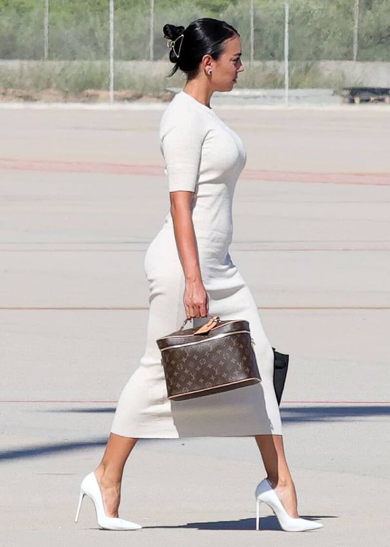 La modelo impactó con su glamouroso look para viajar