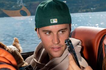 Justin Bieber es captado cenando solo tras el famoso abrazo de Hailey Bieber y Selena Gomez