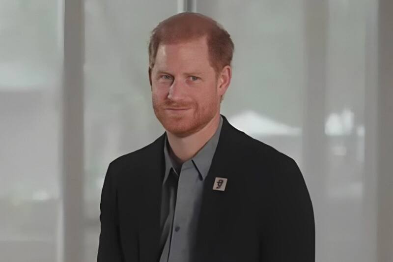 El hijo menor del rey Carlos se reunió con un grupo de galardonados con el Premio Diana en una conferencia única en California en junio de 2023.