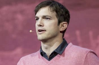 Ashton Kutcher desiste en volar al espacio y Mila Kunis influyó en ello