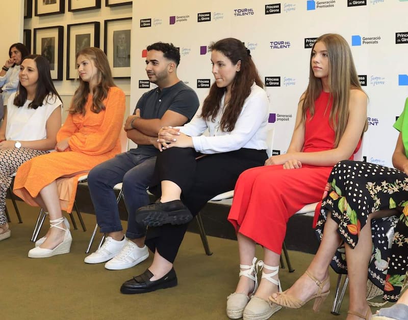 Acompañada de su hermana la infanta Sofía, la heredera al trono reapareció para inaugurar las actividades de los Premios Princesa de Girona.