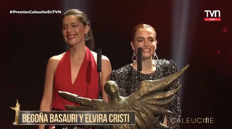 Elvira Cristi y Begoña Basauri bromearon con el caso de Cathy Barriga en los Premios Caleuche 2024.