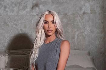Kim Kardashian comparte divertida postal navideña en pijama con sus hijos y sobrinas