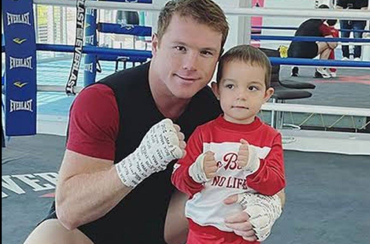 Hijo de Saúl "Canelo" Álvarez causa sensación en el entrenamiento de su papá
