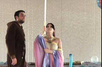 VIDEO: Pareja revela el sexo de su bebé con sable de luz de "Star Wars"