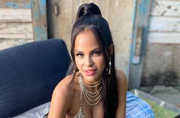 Natti Natasha comparte tiernas fotos de la primera Navidad de su hija, Vida Isabelle