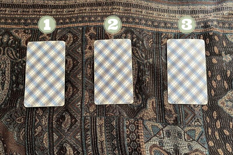 Cartas del Tarot ocultas sobre una tela.