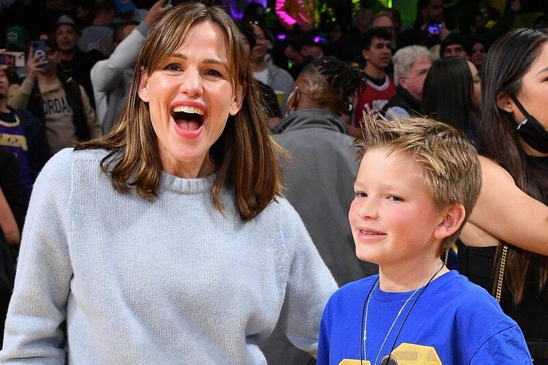 Jennifer Garner La actriz disfrutó de un partido de basquetbol con su hijo Samuel - Créditos: Internet