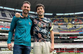 Sebastián Yatra: visita México, juega futbol en el Estadio Azteca y aparece por sorpresa en un mall
