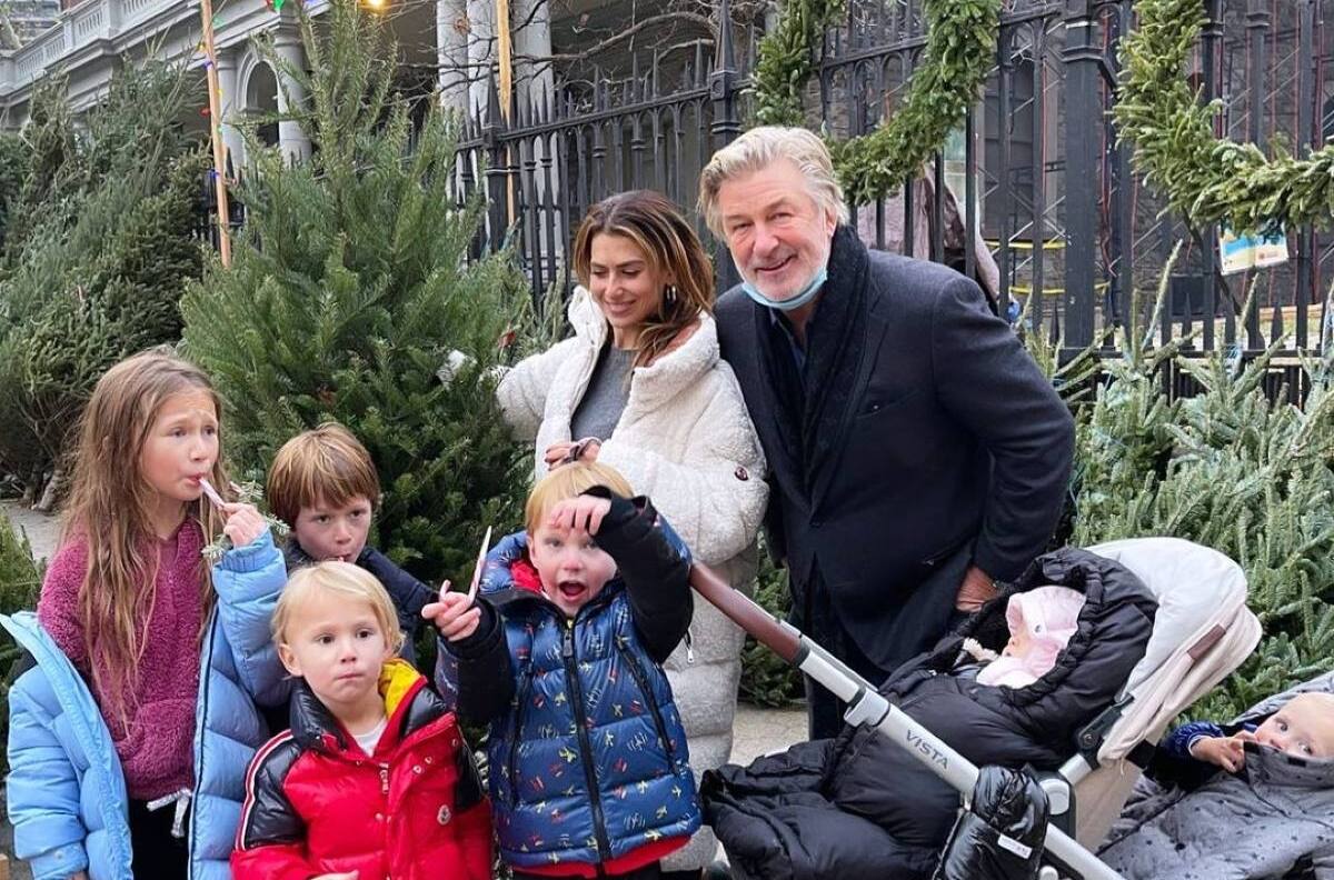 Alec Baldwin, investigado por la muerte en set de Halyna Hutchins, prepara la Navidad con su familia