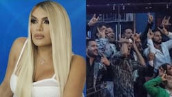 Wendy Guevara coquetea con uno de los integrantes de la banda el Recodo
