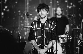 Louis Tomlinson se rompe el brazo después de un concierto y cancela firmas de autógrafos