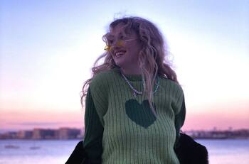 Fernanda Castro, hija de Angélica Rivera, da positivo a covid, hace un live y la critican por sus axilas sin depilar