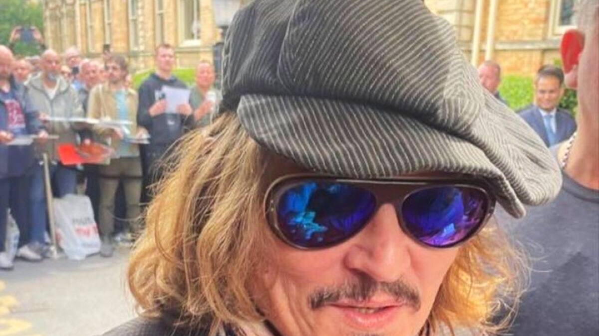 Johnny Depp reaparece en Finlandia con look renovado y juvenil