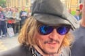 Johnny Depp reaparece en Finlandia con look renovado y juvenil
