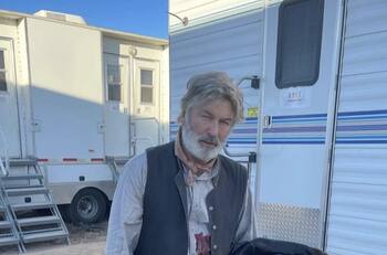 Nuevos antecedentes complican a producción de "Rust": Arma disparada por Alec Baldwin habría sido usada de forma recreativa