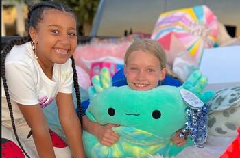 Hija de Kim Kardashian se divierte en el cumpleaños de la primogénita de Jessica Simpson