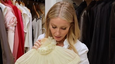 Gwyneth Paltrow muestra en un video un vestido que guarda de la época en que salía con Brad Pitt