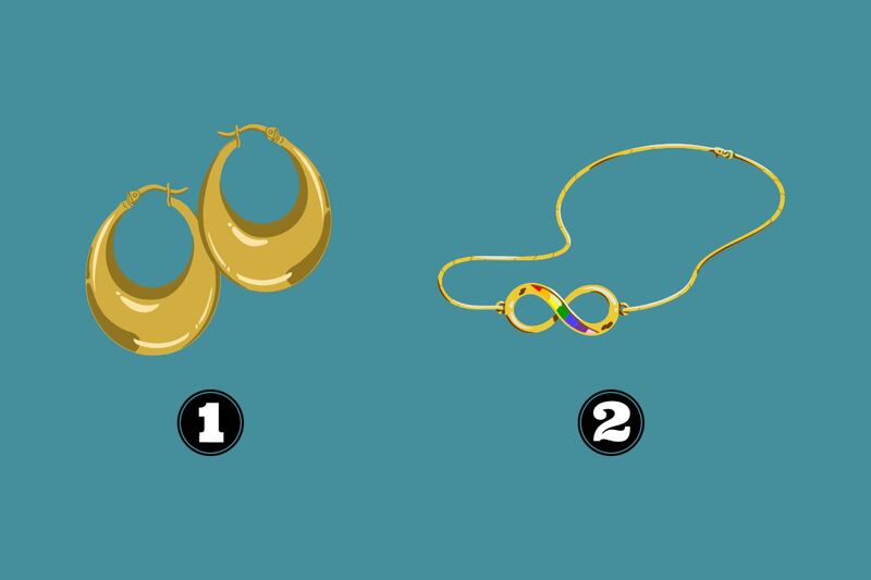 En este test de personalidad hay dos opciones: unos aros y un collar.