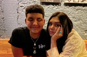 Él es el poco conocido hijo de Yuridia que parece su hermano