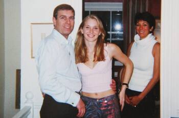 El príncipe Andrew es captado muy preocupado por la entrevista televisiva de Ghislaine Maxwell