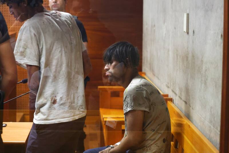 Los dos delincuentes siendo formalizados tras el trágico choque en Recoleta.