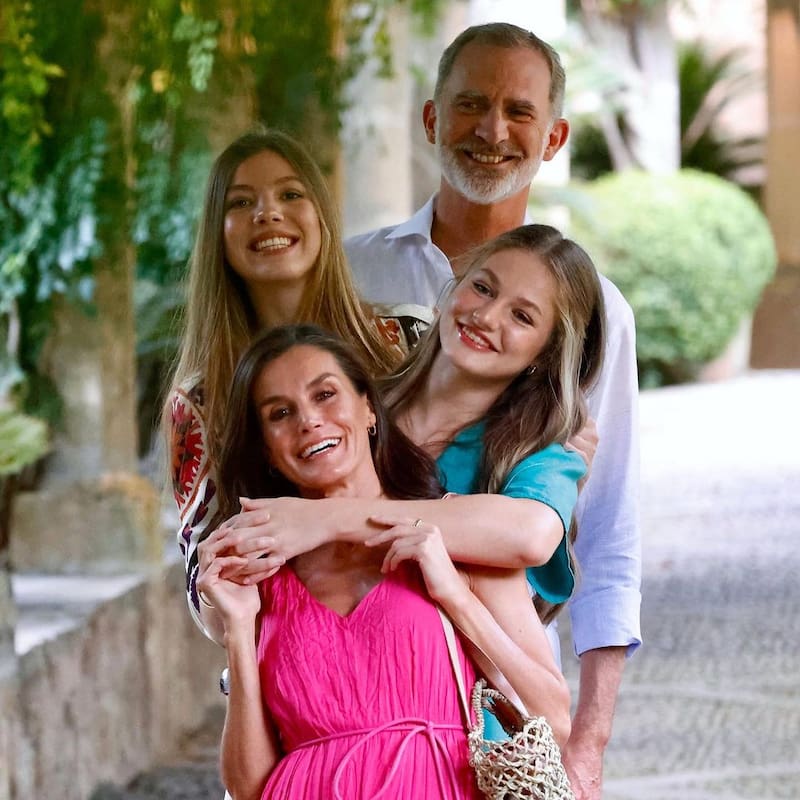 Los reyes de España y sus hijas, la princesa Leonor y la infanta Sofía en su primer posado en los Jardines de Alfabia.