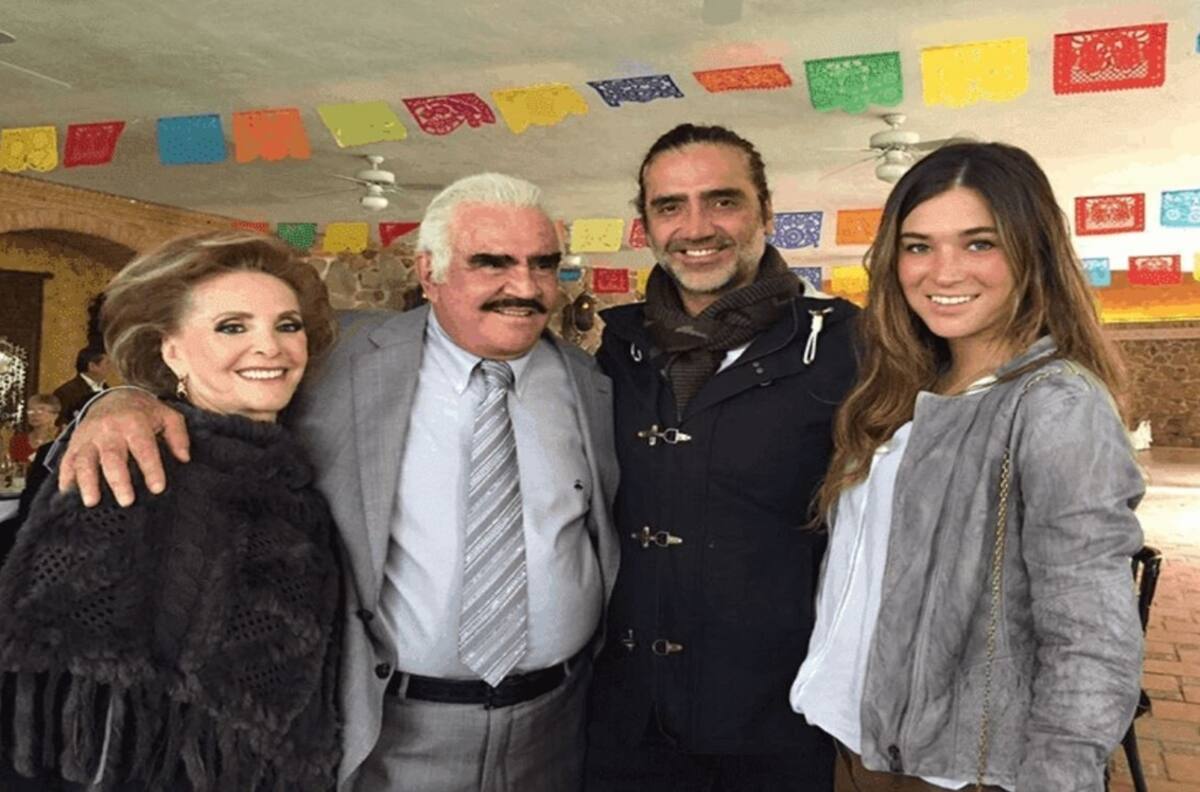 Karla Laveaga, novia de Alejandro Fernández, despide con sentidas palabras a Vicente Fernández